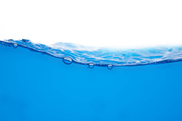Die Oberfläche blauen Wassers, das spritzt oder sich bewegt - Foto, Bild