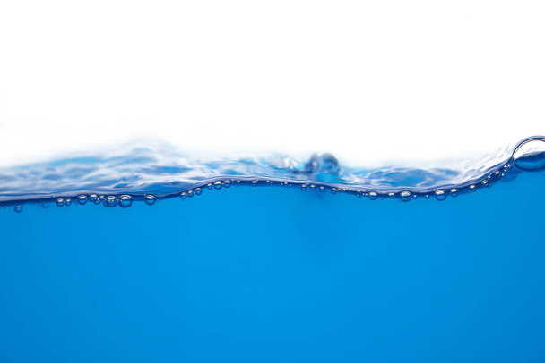 Mozgó kék víz felülete és buborékok fehér alapon - Fotó, kép