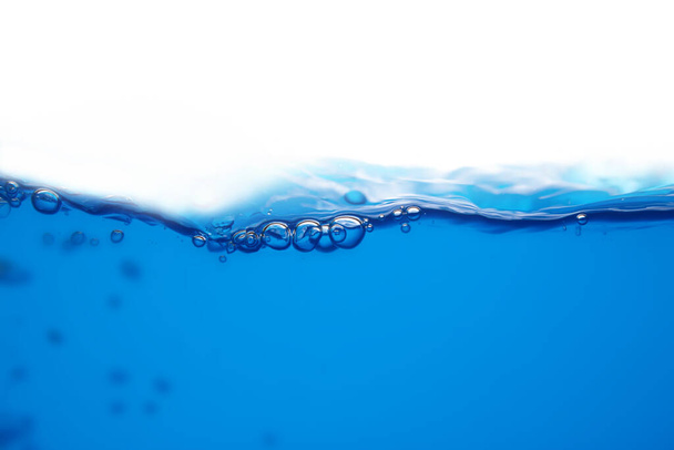 Поверхня блакитної води, яка розбризкується або рухається
 - Фото, зображення