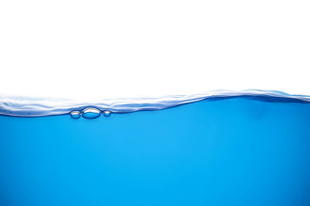 Hareket eden mavi su yüzeyi ve beyaz arkaplanda kabarcıklar - Fotoğraf, Görsel