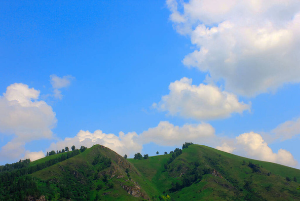 Красивий гірський пейзаж з блакитним небом і хмарами
 - Фото, зображення