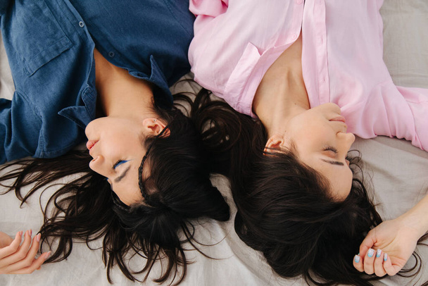 vue aérienne de deux jeunes, jolis amis arméniens dormant dans des vêtements décontractés - Photo, image