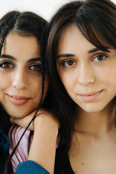 close-up uitzicht van vreugdevolle Armeense vrouwen kijken naar camera geïsoleerd op wit - Foto, afbeelding