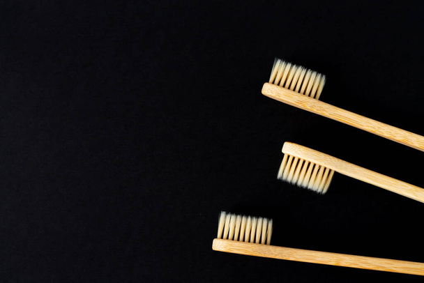 Conjunto de escovas de dentes biodegradáveis de madeira de bambu eco friendly close-up - Foto, Imagem