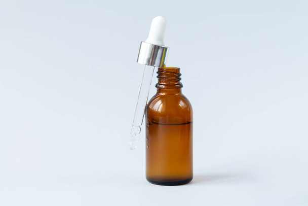 bottiglia di vetro aperto contagocce siero, concetto di cosmetici per la cura della pelle - Foto, immagini