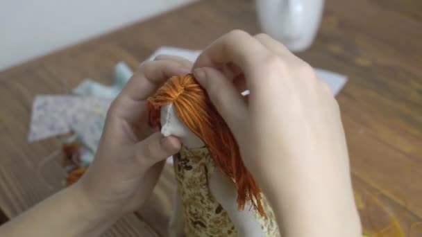 Mulheres costura uma boneca de pano bonito. - Filmagem, Vídeo
