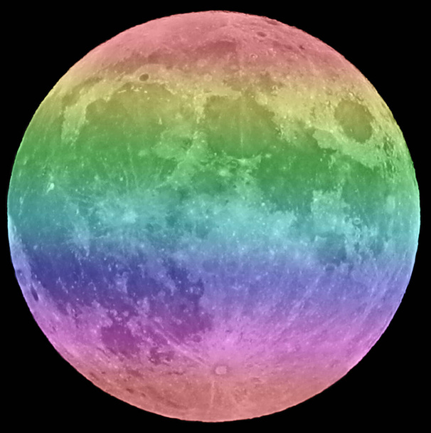Разноцветная Большая луна на черном небе без звёзд в полночь - Фото, изображение