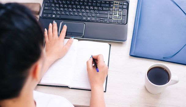 Концепція робочого будинку дівчина в ноутбуці і ділових звітах, поруч з нею є чашка кави
 - Фото, зображення