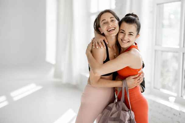 Retrato de duas amigas alegres no ginásio - Foto, Imagem