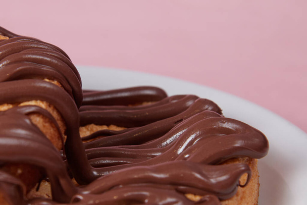 panqueca fresca em um prato derramado com pasta de chocolate, creme em pães, panquecas com chocolate - Foto, Imagem
