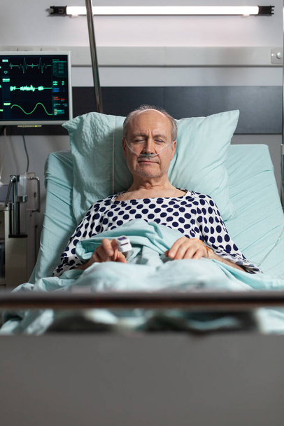 Portrét staršího pacienta odpočívajícího v nemocničním lůžku - Fotografie, Obrázek
