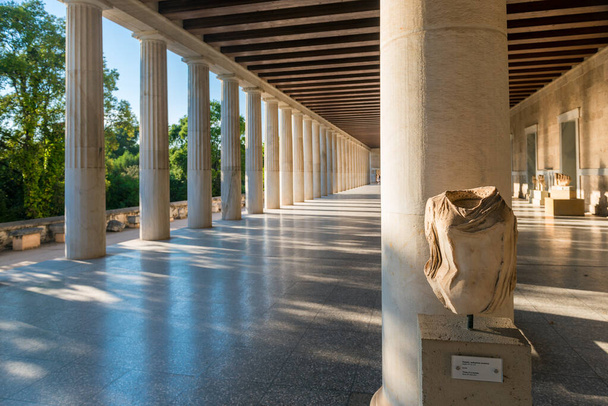 Säulenperspektive der Stoa von Attalos in der antiken Agora in Athen, Griechenland - Foto, Bild