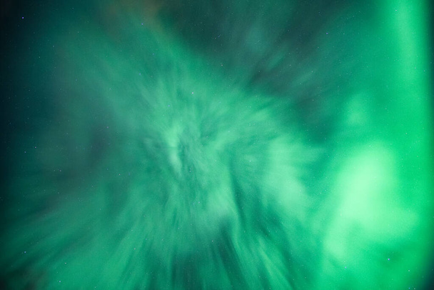 Aurora boreal verde, Luces boreales con estrellas brillando en el cielo nocturno en el círculo ártico - Foto, imagen