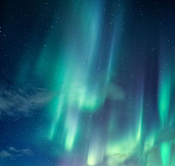 Aurora boreal verde, Luces boreales con estrellas brillando en el cielo nocturno en el círculo ártico - Foto, imagen