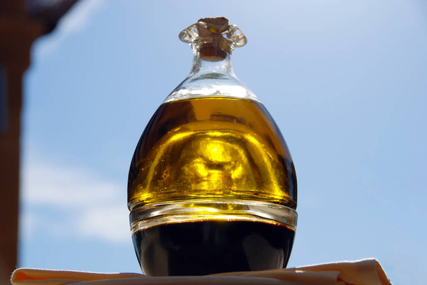 Стеклянная бутылка с оливковым маслом и бальзамическим уксусом - Фото, изображение