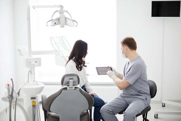 Traitement moderne dans une clinique dentaire professionnelle. - Photo, image