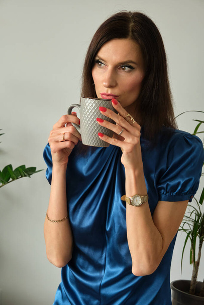 retrato de una chica con una taza de café - Foto, imagen