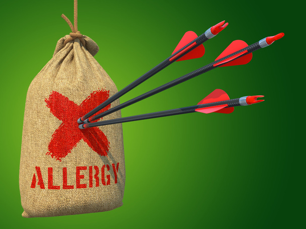 αλλεργία - βέλη χτυπήσει κόκκινο σημάδι στόχου. - Φωτογραφία, εικόνα