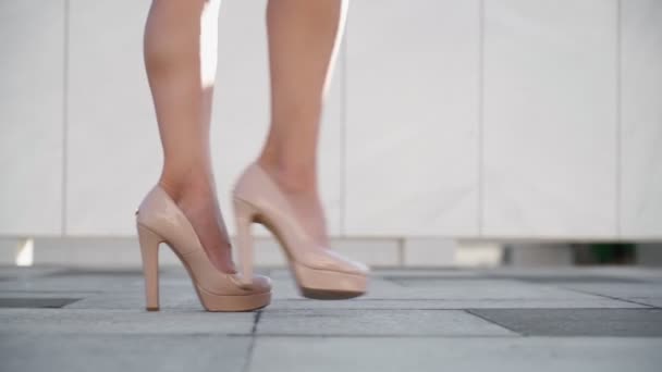 Közelkép Felismerhetetlen szexi női láb magassarkúban séta a City Street-en - Felvétel, videó
