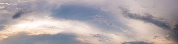 Drammatico cielo panoramico con nuvole di tempesta in una giornata nuvolosa. Immagine panoramica. - Foto, immagini
