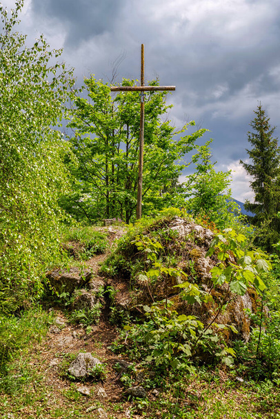 Kruis op de top van de heuvel Radicina in Sipska Fatra gebergte, Slowakije - Foto, afbeelding