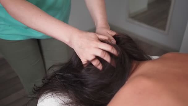 Žena masérka dělá profesionální terapeutické masáže krásná žena spa salon - Záběry, video