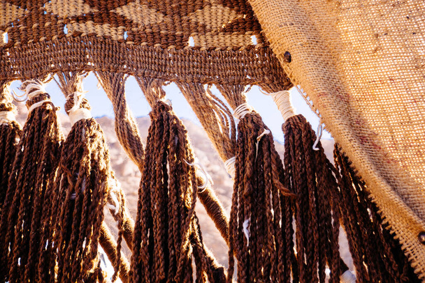 Παραδοσιακή διακόσμηση από γιούτα στην είσοδο της χερσονήσου του Σινά - Φωτογραφία, εικόνα