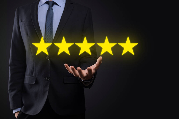 Człowiek ręka pokazując na pięć gwiazdek doskonałe rating.pointing pięć symbol gwiazdy, aby zwiększyć ocenę firmy.Review, zwiększyć ocenę lub ranking, ocena i klasyfikacja koncepcji. - Zdjęcie, obraz