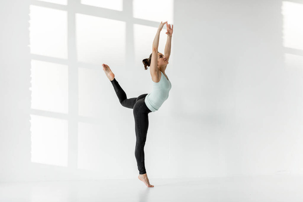 Žena praktikující rytmickou gymnastiku sama - Fotografie, Obrázek