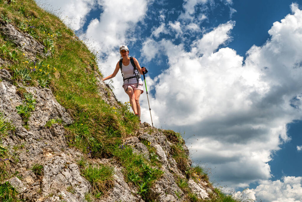 Caminhante mulher em trilha de caminhadas sob colina Ohniste em montanhas Low Tatras, Eslováquia. - Foto, Imagem