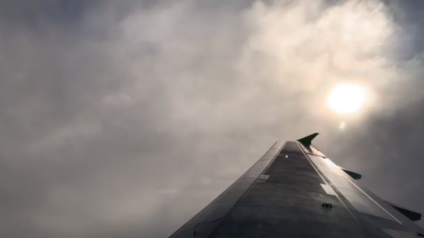 窓の飛行機から美しい雲に表示されます。航空輸送の概念 - 映像、動画
