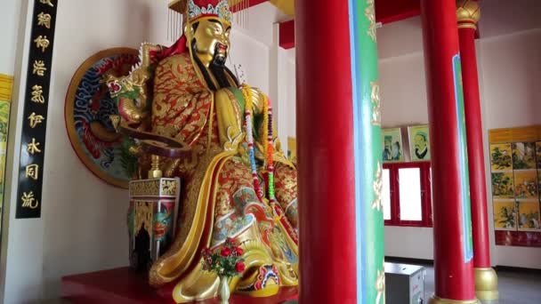Intérieur du temple bouddhiste près de Golden Buddha statue à Pattaya, Thaïlande
 - Séquence, vidéo