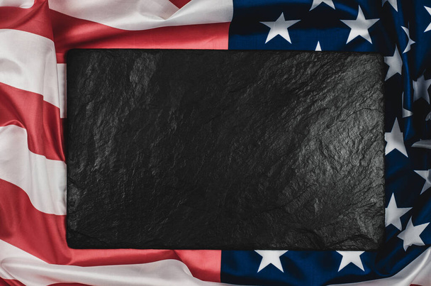 テキストのための場所とアメリカのフラグ上の黒い石のプラーク. - 写真・画像
