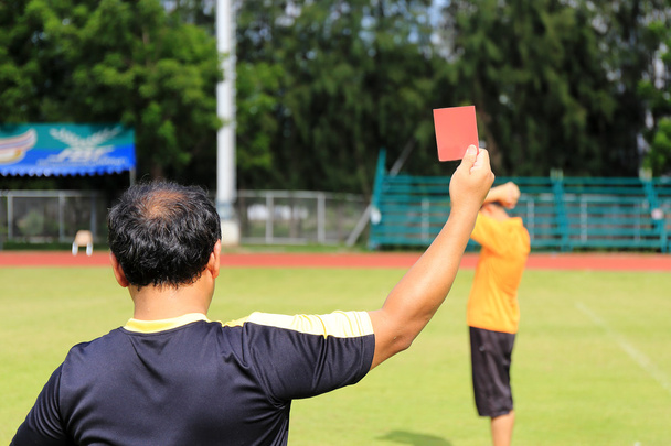 Mano de árbitro con tarjeta roja
  - Foto, imagen
