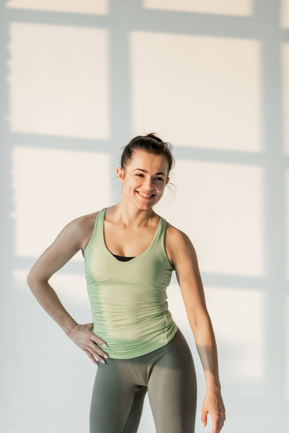 Porträt einer Sportlerin beim Fitnesstraining - Foto, Bild