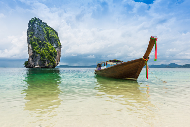 Thai hajók és landmark: po-da-sziget, krabi tartomány - Fotó, kép