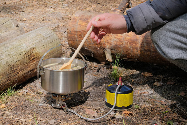 Kempingkaja készítés. Utazási étel szabadtéri tevékenységekhez. Étel tálakban a nyári erdőben. - Fotó, kép