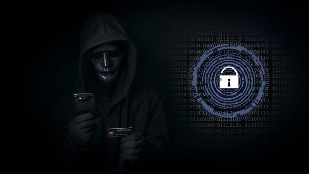 Επικίνδυνος ανώνυμος χάκερ με κουκούλα και μάσκα χρησιμοποιεί smartphone και πιστωτική κάρτα, σπάει τα δεδομένα ασφαλείας και χακάρει τον κωδικό πρόσβασης με το κλειδί ξεκλείδωτο. Διαδίκτυο έγκλημα, κυβερνοεπίθεση έννοια ασφάλειας - Φωτογραφία, εικόνα