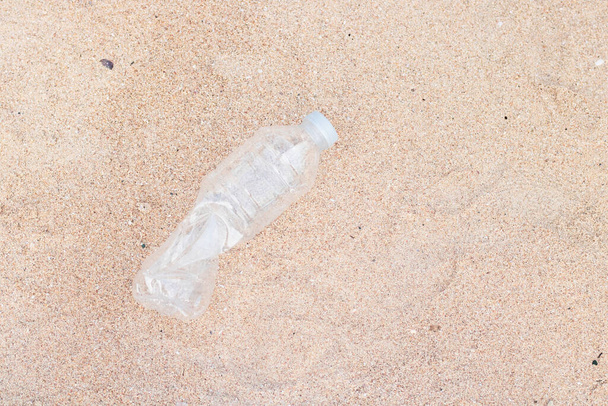 Пластикові пляшки, сміття на піску
 - Фото, зображення