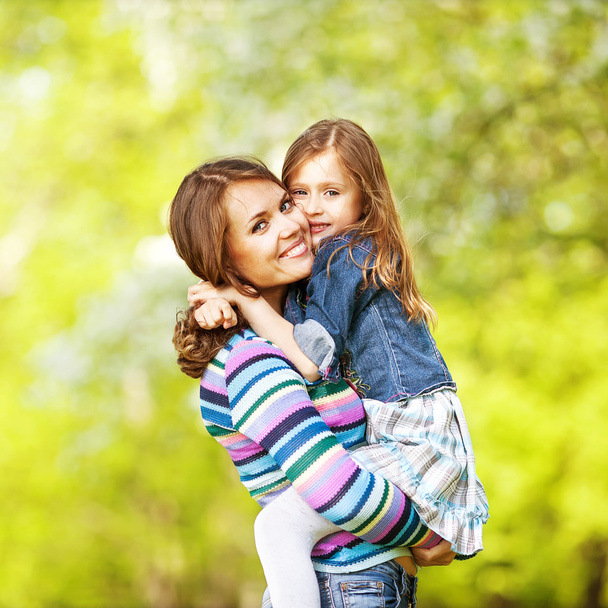 Mother and daughter enjoy the early spring. Mother day. - Foto, afbeelding