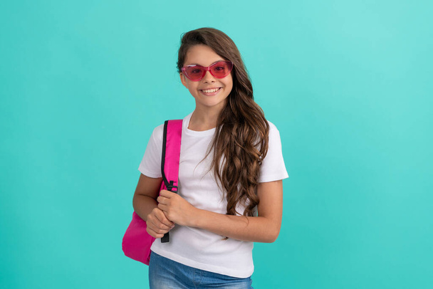 criança feliz com mochila e copybook em óculos de sol pronto para estudar na escola, srudy - Foto, Imagem