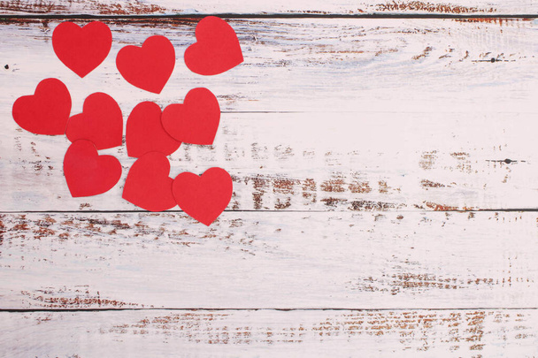 Srdce z červeného papíru na podlaze z bílého dřeva Den lásky a designu - Fotografie, Obrázek