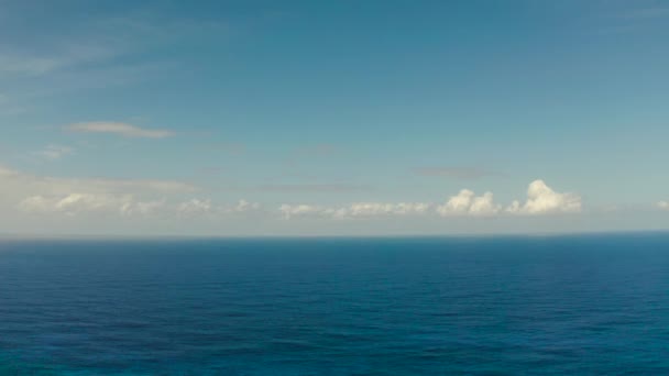 Wybrzeże, błękitne morze, niebo z chmurami, widok z powietrza - Materiał filmowy, wideo