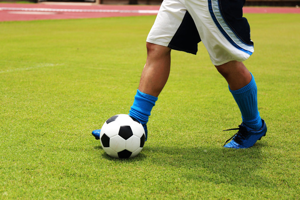 Футболист бегает с мячом
 - Фото, изображение