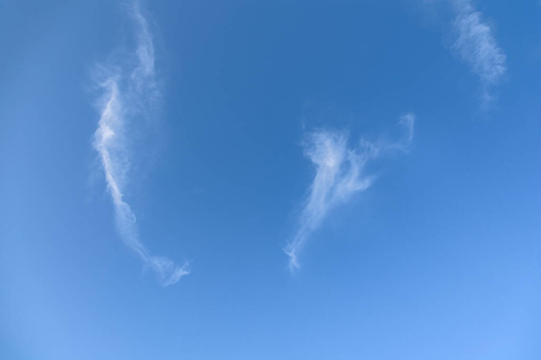 Cirrostratus mraky na modré obloze v letní den - Fotografie, Obrázek
