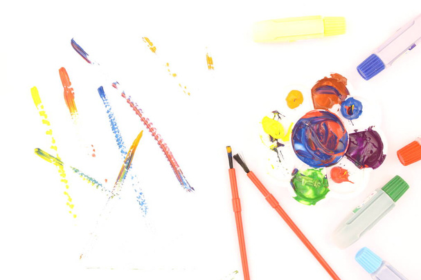 Aquarelle und Pinsel und Farbflecken auf weißem Hintergrund Lay flat, Draufsicht - Bild - Foto, Bild