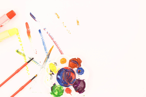 Acuarelas y pinceles y manchas de color sobre un fondo blanco - Foto, imagen