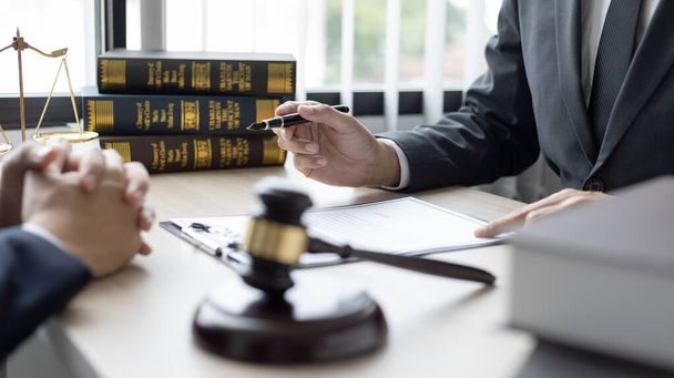 Attorney or judge provides legal advice to the client in the courtroom, Ethics in the courts include justice and impartiality, legal consultant, scales of justice, law hammer, Litigation and justice. - Zdjęcie, obraz