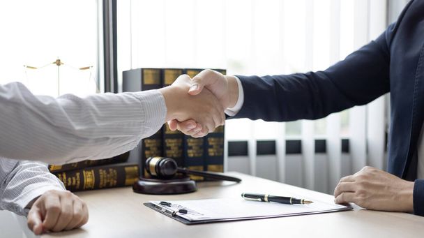 Üzletember kezet rázni egy ügyvéddel vagy bíróval A szerződés aláírása után és a megállapodás teljes, Megállapodás elfogadása az üzleti és jogi, Vége a jogi ügynek. - Fotó, kép