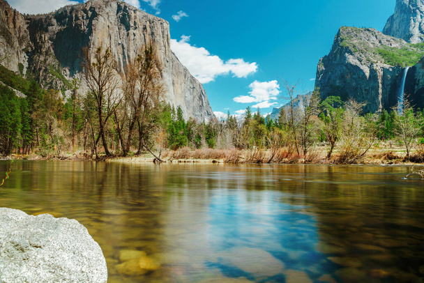 Καταπληκτικό ορεινό τοπίο με καταρράκτη και θέα στο ποτάμι, φωτογραφήθηκε σε μια μακρά έκθεση το απόγευμα, Yosemite Εθνικό Πάρκο - Φωτογραφία, εικόνα